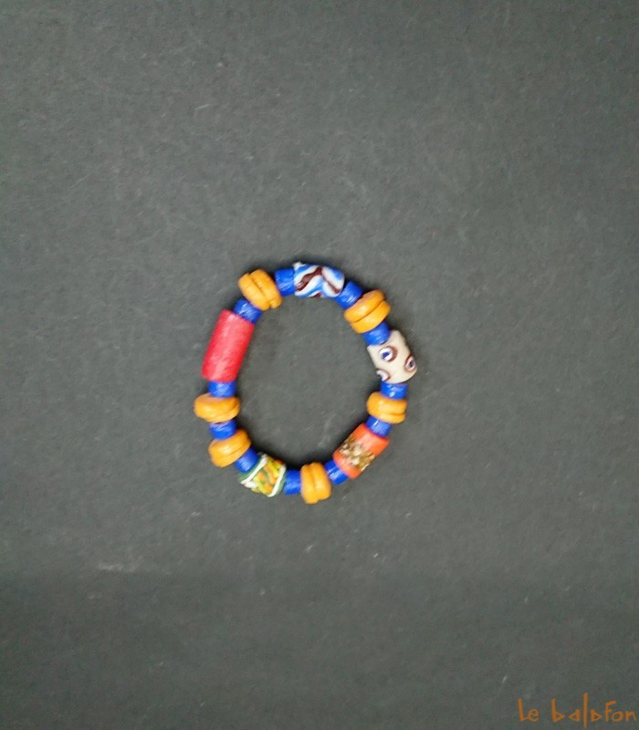 Bracelet africain multicolore en perles de verre recyclées