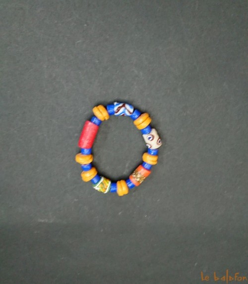 Bracelet africain multicolore en perles de verre recyclées