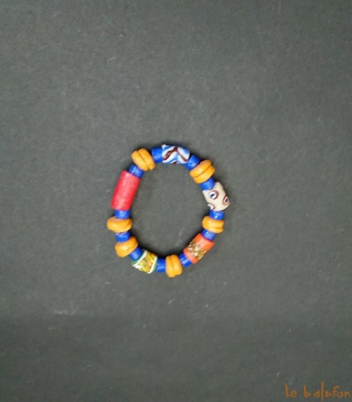 Bracelet africain multicolore en perles de verre recyclées