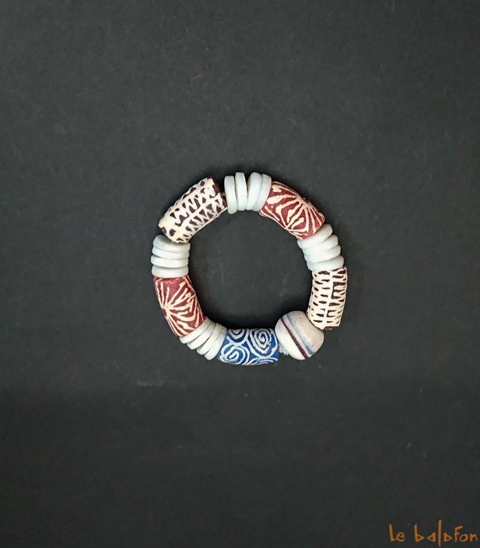 Bracelet africain multicolore en perles de verre recyclées