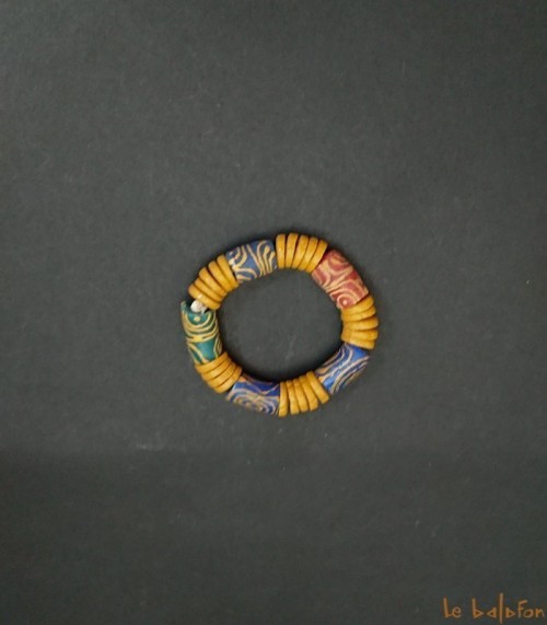 Bracelet africain multicolore en perles de verre recyclées