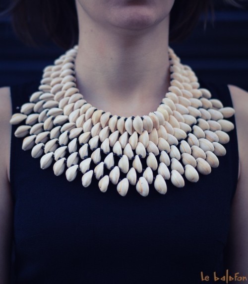 collier ras de cou cauris