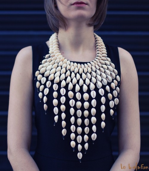 collier ras de cou cauris