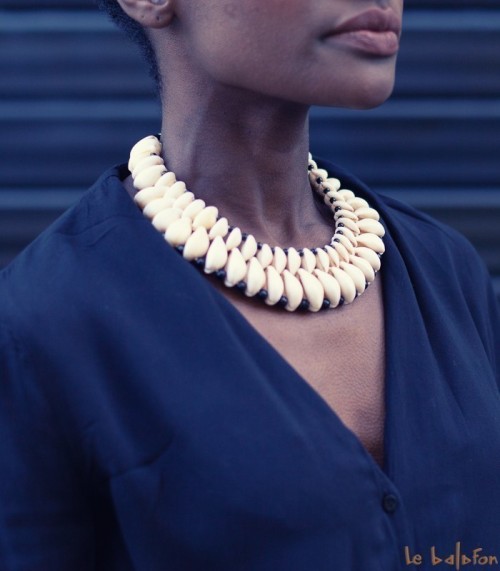 collier ras de cou cauris