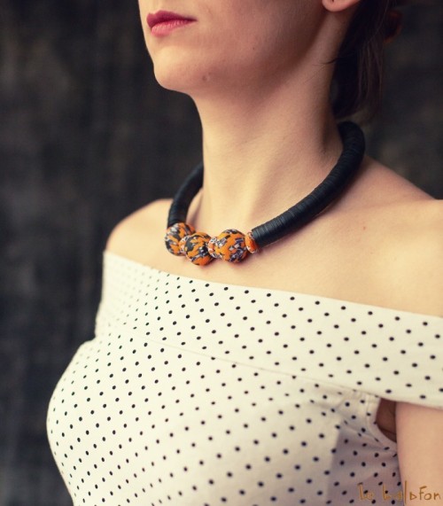 collier de perles d'agate et pâte de verre dépoli • EUR 25,00