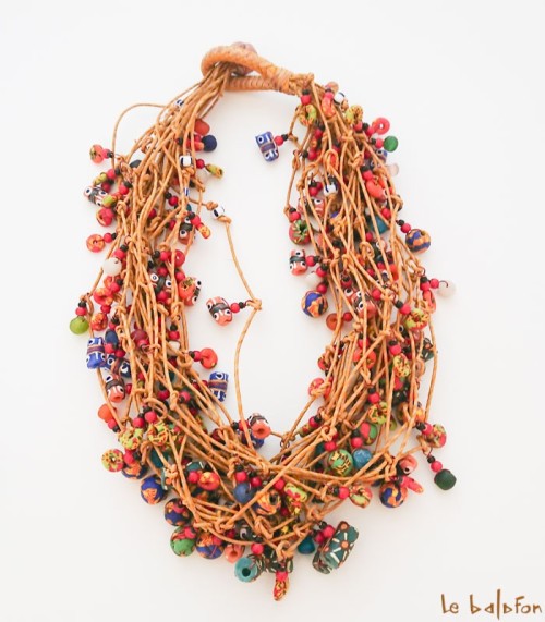 Collier africain multi rangs en perles de verre