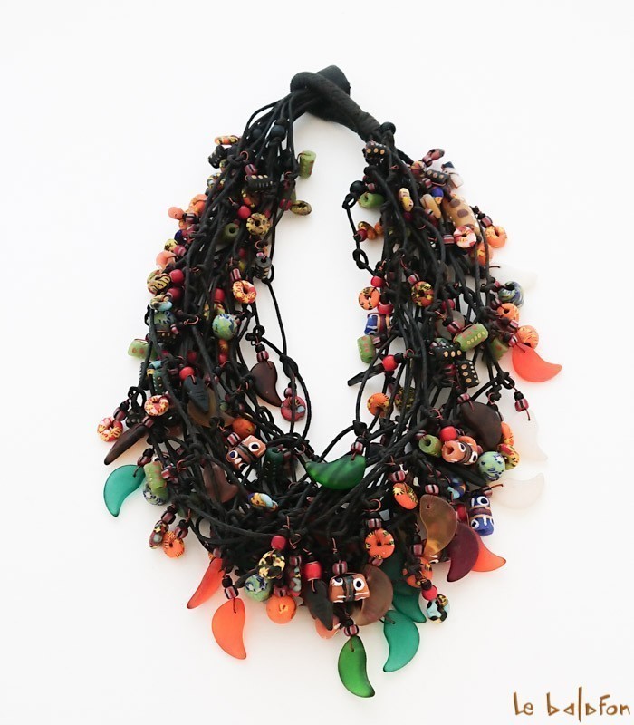 Collier africain multi rangs en perles de verre