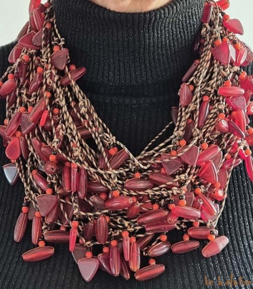 Collier en bois perles rondes rouge et noir et perles en pâte de verre