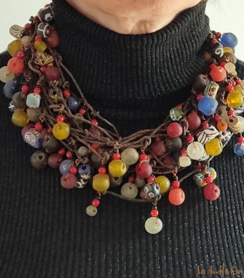 Collier africain multi rangs en perles de verre
