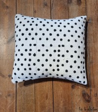 Coussin ethnique à pois blanc et noir 40x40