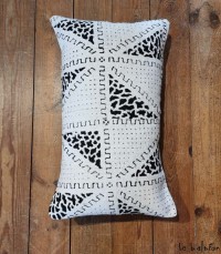 Coussin ethnique blanc et noir "Panthère" 30x50