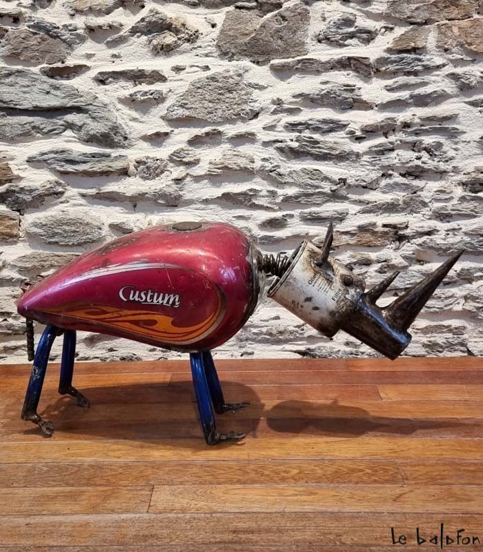 Rhinocéros en metal recyclé