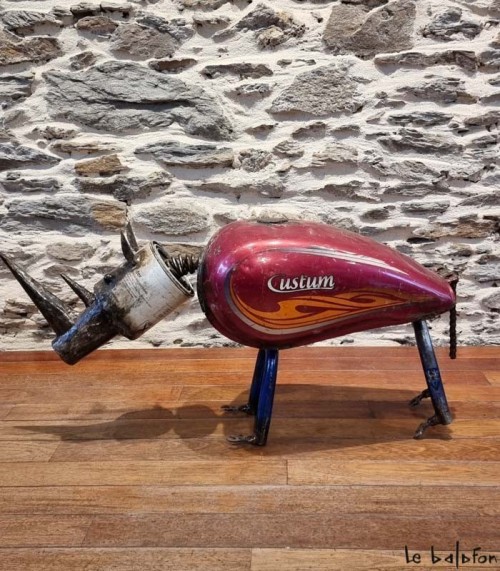 Rhinocéros en metal recyclé