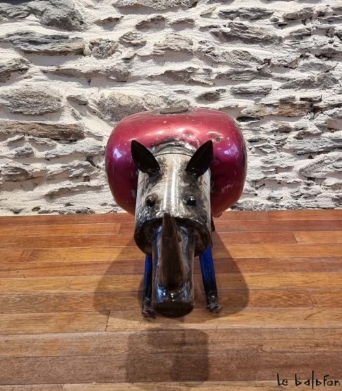 Rhinocéros en metal recyclé