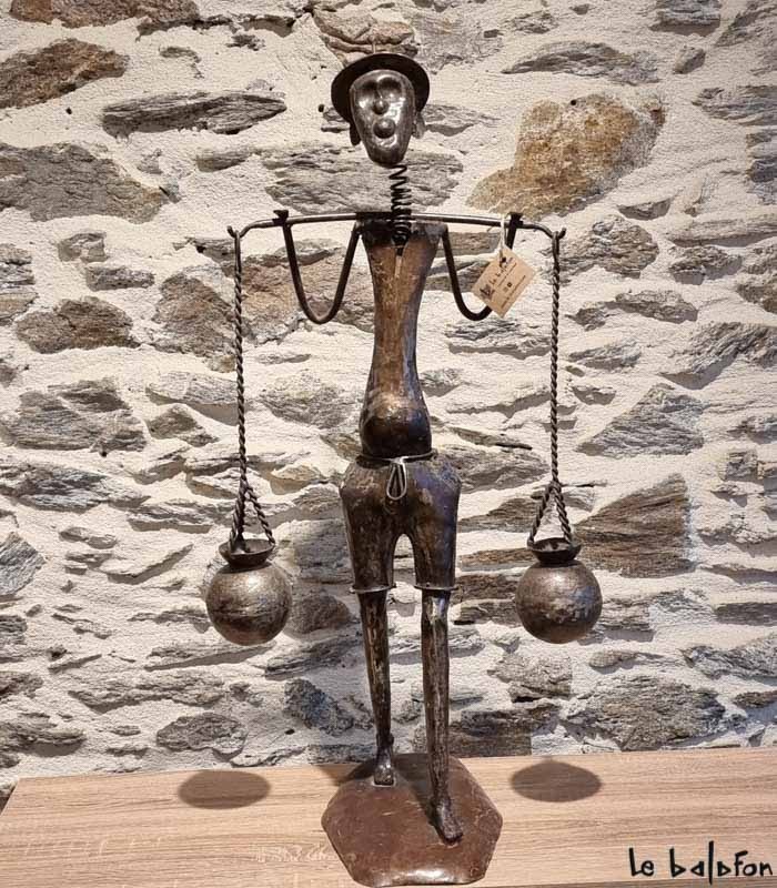 Porteur d'eau africain en métal recyclé