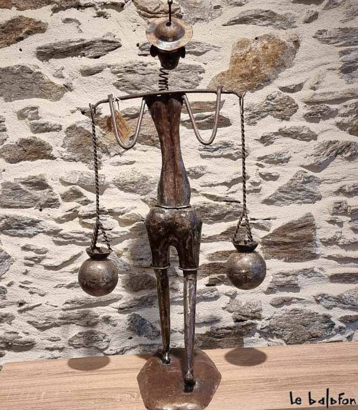 Porteur d'eau africain en métal recyclé