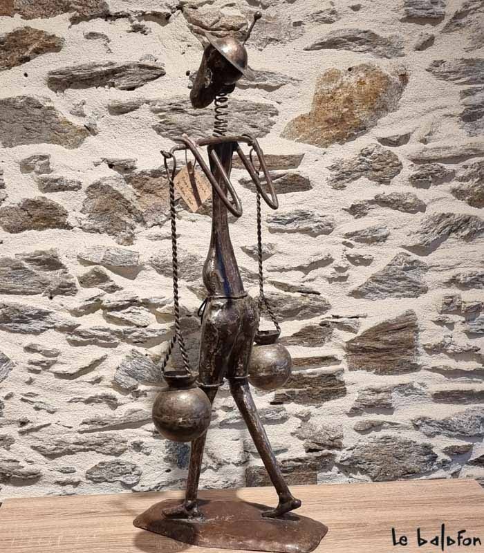 Porteur d'eau africain en métal recyclé