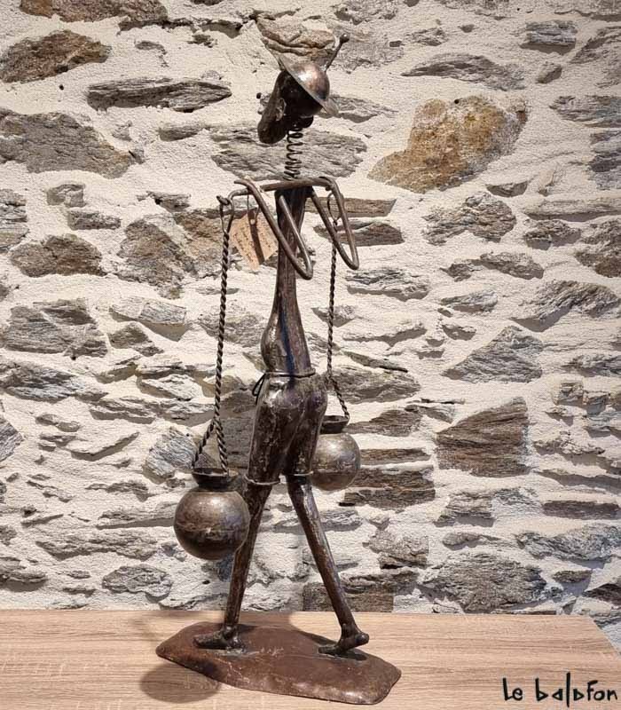 Porteur d'eau africain en métal recyclé