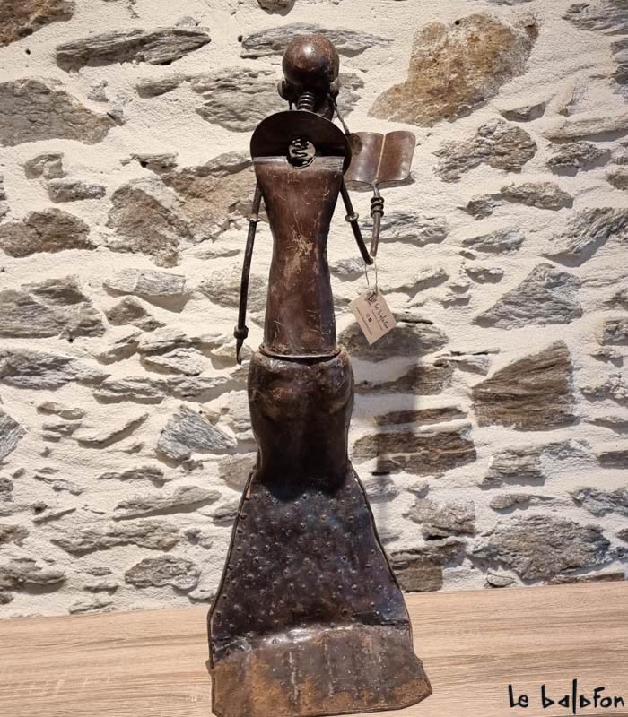 Porteur d'eau africain en métal recyclé