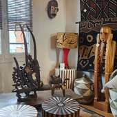 ✨ Inspiration Déco—L’âme artisanale chez Le Balafon ✨Envie d’un intérieur qui raconte une histoire ? Au Balafon Pornic, chaque pièce invite au voyage et célèbre le savoir-faire artisanal.🌿 Matières naturelles Bois sculpté, fibres tressées et textiles authentiques apportent chaleur et caractère à votre intérieur.🖤 Esprit ethnique & contemporain Mélangez formes graphiques, objets sculpturaux et motifs africains pour une déco à la fois moderne et intemporelle.🏺 L’objet qui change tout Une lampe artisanale, une sculpture expressive ou un panier tissé suffisent à transformer l’ambiance d’une pièce.✨ Notre conseil déco : osez associer pièces fortes et tons naturels pour créer un espace vivant, chaleureux et unique.📍 À découvrir en boutique à Pornic🤎 Des objets choisis avec passion, pour une décoration qui a du sens.N'hésitez-pas à nous contacter en MP pour tout renseignement🤗 . . . #pornichouette #inspirationdécoration #decoethnique #artisanatafricain #afrochic