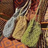 🧶 Sacs en macramé fait-main par des artisanes marocaines regroupées en coopérative. Chaque sac est noué à la main selon la technique ancestrale du macramé. 🎯 Zéro couture, 100% savoir-faire artisanal. 💼 Pratiques, légers et résistants. Aucun sac n’est identique. 🎨 Chaque modèle raconte une histoire, entre tradition et modernité. L’accessoire bohème et éthique pour sublimer toutes vos tenues ✨ 👉 Swipez pour découvrir nos modèles !A retrouver en boutique ou sur www.le-balafon.com . . . #pornic #cotedejadepaysderetz #cotedejade #madeinafrica #artafrica #artisanatafricain #destinationpornic ##boutiqueindépendante #accessoiresethniques #sacmacramé #sacboho #sacboheme #artisanatmarocain