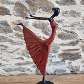 🔆 Nouveautés exclusives : les danseuses en bronze de Ludovic Kabore sont enfin de retour !🔅Le maître-artisan bronzier Burkinabé de Ouagadougou nous émerveille à nouveau avec ses créations artisanales uniques. 🔅Chaque pièce est façonnée à la main selon la technique de la cire perdue, un savoir-faire traditionnel ancestral. 🔅Ce procédé méticuleux utilisant des matériaux recyclés donne naissance à des œuvres d'art authentiques et expressives.🔅Découvrez ces nouvelles sculptures en bronze en édition limitée sur notre site www.le-balafon.com ou directement en boutique à Pornic.🔅2 tailles proposées : grand modèle environ 50 cm (comme sur les photos) et petit modèle environ 20 cm.Alors, vous craquez ?😉 . . . . #pornic #destinationpornic #cotedejadepaysderetz #sculpturesenbronze #sculpturesbronze #artisanatafricain #artisanatdumonde #slowdeco #decoethique #ethniquechic #decoafricaine #artafricaincontemporain #artafricain