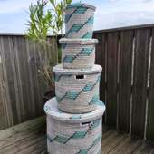 💠En ce week-end de l'Ascension, nous vous accueillons tous les jours aux horaires habituels. 🔹10h-12h30 🔹14h30-19hDécouvrez nos sets de panières tressées à la main au Sénégal, entre tradition et modernité. Pratiques, colorées, durables et pleines de caractère, elles trouvent leur place dans chaque intérieur. Chaque achat soutient le travail d’artisanes talentueuses et perpétue un savoir-faire ancestral.▶️Team fond blanc ou coloré ?😉📍En boutique à Pornic 🌐www.le-balafon.com . . . #Pornic #artisanatafricain #destinationpornic #decoethnique #afroboheme