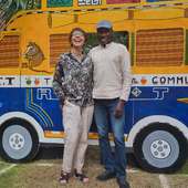 Petite pause déjeuner à @ifsenegal pour se régaler avec le plat "c'est bon" qui est effectivement très bon😄 Photo souvenir devant un photocall "car rapide" évidemment🤗 Et retour pour les essais avec une nouvelle rencontre Koli, un jeune artisan très motivé et réactif. Alors, vous continuez à nous suivre dans les coulisses de la future collection printemps-été ? . . . #artisanatafricain #waxcreations #creationartisanale #madeinafrica #commerceethique