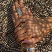 OYEZ OYEZ LES FANS DE BIJOUX ETHNIQUES !Vous souvenez-vous de l’arrivée de notre nouvelle collection de bijoux touareg ?Le Balafon est heureux de vous annoncer que celle-ci est maintenant disponible en boutique ainsi que sur notre site internet ! ✨Colliers, boucles d’oreilles, bracelets et bagues : des pièces uniques et raffinées en argent, fabriquées avec passion par des artisans Touareg du Niger.Découvrez ces photos de ces trésors artisanaux portés et venez les admirer et en découvrir de nombreux autres en boutique dès maintenant !N’attendez plus pour vous faire plaisir ou pour offrir un cadeau original et précieux.https://le-balafon.com/13-bijoux-touaregs#lebalafon44 #pornic #boutique #été #soleil #vacances #nouveaux #bijoux #bijouxhomme #bijouxfemme #bague #colliers #bracelet #bouclesdoreilles #ethnique #ethique #bijouxethniques #bijouxtouareg #bijouxafricains #bijouxéthiques #bijouxargent