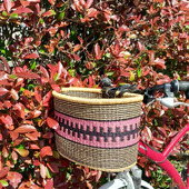 Le retour du soleil nous donne des envies de balades à vélo mais avec avec un panier original en matières naturelles🤗 Le panier Bolga tressé à la main au Ghana à partir de "l'herbe à éléphant" roseau local de la région du Bolgatanga. Il vous apportera une touche bohochic pour vous rendre au marché ou bien à utiliser en porte-revues quand le vélo est remisé.😉Il vous attend à la boutique à Pornic ou sur le e-shop👆 . . . . #pornic #destinationpornic #panierartisanal #panierbolga #artisanatafricain #decoafricaine #decoethique #decoethnique #ethniquechic #ʙᴏʜᴏsᴛʏʟᴇ #stylebohochic #bohoaccessoires #accessoiresethniques