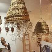Nos suspensions marocaines en matières naturelles, fibres de palmiers, idéales en intérieur pour une déco bohème chic mais qu'en pensez-vous de les suspendre en extérieur aux beaux jours ?🌞😊 Plusieurs formes et tailles au choix. 🔆🔅 N'hésitez-pas à me contacter en MP pour toute info. . . . . #pornic #destinationpornic #cotedejadepaysderetz #cotedejade #artisanatafricain #artsanatdumonde #artisanatmarocain #bohemechic #decobohemechic #bohochicdecor #bohochic #decoafricaine #suspensionmarocaine #matièresnaturelles #abatjour