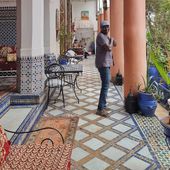 Les endroits insolites de Marrakech, le restaurant Dar Mimoun, ancienne demeure du 18ème siècle du Pacha de Marrakech, boiserie, zellige, tapis, jardin en plein cœur de la Medina, le temps s'est arrêté... . . . . #Marrakech #artisanatmarocain #artisanatmaroc #artmaroc #restaurantmarrakech #lebalafon44