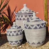 Les panières du Sénégal sont disponibles en boutique à Pornic mais aussi en ligne pour vous permettre de faire tranquillement votre choix.🤗🌿 Un artisanat africain authentique, couleurs vibrantes et savoir-faire ancestral. Chaque pièce est tressée à la main par des artisanes sénégalaises, perpétuant des techniques traditionnelles transmises de génération en génération. Résultat ? Des panières uniques, solides et pleines de caractère.🏡 Déco, rangement, elles s’adaptent à toutes vos envies tout en apportant une touche chaleureuse et naturelle à votre intérieur à l'ambiance bohème, ethnique ou afro chic ?💛 En choisissant ces panières, vous soutenez un artisanat équitable et valorisez un travail fait avec passion.📍 Disponibles en ligne dès maintenant en Mondial Relay 🛍️ www.le-balafon.com . . . #ArtisanatAfricain #PaniereSenegalaise #DecorationEthnique #afrochic #pornic