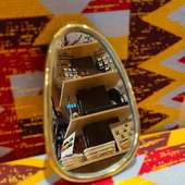 👉Suite au réel précédent, voici la présentation de nos petits miroirs en laiton, aux bords fins, d'environ 9 cm.Ils ont été réalisés pour la boutique par notre artisan partenaire marocain. De très jolies pièces à accrocher en accumulation pour illuminer votre intérieur mais c'est aussi une jolie idée cadeau éthique pour Noël à petit budget.Une décoration dans un esprit bohème chic et authentique.De vrais objets artisanaux👋Quelle forme préférez-vous ? En solo ou en accumulation ?NB : ils sont présentés sur notre superbe tissu WAX festifaux couleurs chatoyantes🤗 . . . #pornic #artisanatafricain #miroirlaiton