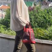 🌟Créations exclusives Le Balafon : Nos petits sacs bourses en pagne tissé Manjak🌟 🔆Le pagne tissé est réalisé sur métier à tisser traditionnel par les tisserands Manjak au Sénégal. Nous avons choisi chaque étoffe et les sacs ont ensuite été entièrement confectionnés par nos artisans partenaires sénégalais avec qui nous travaillons à chacun de nos voyages🌍☀️Pour cet été, j'ai opté pour le marron👜et j'adore, hyper léger, pas trop grand pour ne pas se charger inutilement, très chic porté, pratique en bandoulière, l'essayer c'est l'adopter🤗Et vous, quelle couleur préfèrez-vous ?🟤🔴🔵⚫👉Dispo en boutique ou sur www.le-balafon.com, lien en bio . . . #pornic #destinationpornic #cotedejadepaysderetz #artisanatafricain #artsanatdumonde #sacethnique #sacethique #moderesponsable #styleethnique #slowfashion #pagnemanjak #accessoiresfemmes #sacoriginal #cotedejade