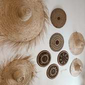 🧺✨ Déco bohème : l’art du voyage chez vous Des pièces uniques, façonnées à la main entre le Maroc et le Ghana, pour une ambiance naturelle et solaire. 🏺 Lumières du Sud Nos suspensions en fibres naturelles sont tressées à la main par des artisans marocains. Parfaites pour réchauffer une pièce avec douceur et caractère. 🎨 L’esprit bohème, c’est ça Des matières brutes, des teintes naturelles, une élégance simple. Chaque pièce raconte une histoire. 🌍 Authentique & responsable Chaque objet est issu d’un savoir-faire ancestral, en collaboration directe avec des artisans. Un choix déco qui a du sens. 🌬️ Souffle d’Afrique Ces éventails tissés au Ghana avec "l'herbe à éléphant" apportent une touche ethnique-chic à vos murs ou à utiliser en cas de forte chaleur. . . . #decoethnique #decobohème #artisanatafricain #faitmain #artisanal #decomaison #interiordecor #homedecor #designethnique#marocartisanal #ghanaartisans #fibresnaturelles #deconaturelle #paille #osier #tressage #suspensionnaturelle #commerceequitable #ethicallymade #handcraftedwithlove #lebalafon #lebalafonmaison #lebalafondeco #pornic #cotedejadepaysderetz #cotedejade #madeinafrica #destinationpornic #boutiquepornic