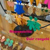 ​🌸 Alerte nouveautés : Prêts pour la Fête des Mères ? 🌸​La Fête des Mères approche à grands pas, et au Balafon, on a le cadeau parfait pour gâter toutes les mamans (ou pour s'auto-gâter, on ne dira rien ! 😉).​Nous venons tout juste de recevoir la toute nouvelle collection de boucles d'oreilles de la marque éthique @demiselbijoux ! ✨​Pourquoi on les adore ?​100% éco-responsables : Elles sont entièrement fabriquées à la main à partir de cuir recyclé. Une jolie démarche zéro déchet !​Ultra légères : Oubliez les boucles qui tirent sur les lobes. Celles-ci sont si légères qu'on oublierait presque qu'on les porte (si elles ne brillaient pas autant !).​Du peps et du style : Des formes géométriques, des reflets irisés, des touches dorées, des bleus électriques ou des verts vibrants... Il y en a pour tous les goûts, du look le plus sage au plus audacieux.​💡 Les stocks sont ultra-limités et chaque pièce a son petit caractère unique. Ne tardez pas trop à venir choisir la vôtre !​Passez nous voir en boutique à Pornic pour les découvrir en vrai, toucher la matière et trouver la paire qui fera chavirer le cœur de votre maman.​À très vite au Balafon ! 🛍️✨ . . . #Pornic #destinationpornic #bijouxencuir #bijouxethiques #fêtedesmeres