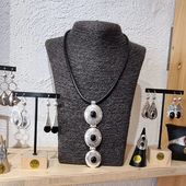 Ligne intemporelle des bijoux Touareg en argent, découvrez le travail admirable des bijoutiers Touareg en boutique ou sur notre e-shop👉https://le-balafon.com/colliers-touareg/2445-collier-touareg-pendantif-ekundayo.html . . . . #pornic #bijouxtouareg #bijouxafricains #bijouxethniques #bijouxoriginaux #madeinafrica #bijouxargent #colliertouareg #collierafricain #collierargent #bijouxnantes #cotedejade #bouclesdoreillesoriginales