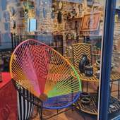 La vitrine a pris des couleurs 🔴🟠🟡🟣et des airs de printemps🌷🪻 Une grande envie de choisir son salon de jardin et d'en profiter dès maintenant sous ce beau soleil☀️ Découvrez en boutique ou sur le e-shop⬆️ notre mobilier outdoor/indoor en fil de pêche tressé à la main par nos artisans partenaires au Sénégal🌍Fauteuil AWO type Acapulco, coloris assortis. Et composez votre salon en variant les couleurs des chaises individuelles et de la table.N'hésitez-pas à me contacter en MP pour toute information😉 . . . . . #pornic #destinationpornic #cotedejadepaysderetz #cotedejade #labernerieenretz #prefailles #laplainesurmer #labauleguerande #salondejardin #mobilierdejardin #chaisedejardin