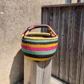 🧺✨Plongez dans la couleur avec nos paniers Bolga ! Tressés à la main au Ghana, chaque panier est une explosion de vie et de savoir-faire traditionnel.🌾Un artisanat unique Fabriqués avec de l’herbe à éléphant et des teintures naturelles, les paniers Bolga allient durabilité et beauté authentique.🏡À la maison ou en balade Idéal pour décorer votre intérieur, faire vos courses ou partir en pique-nique… le Bolga vous suit partout avec style.🌍Ethique & équitable En choisissant un panier Bolga, vous soutenez les artisan·e·s ghanéen·ne·s et leurs savoir-faire transmis de génération en génération.Couleurs vives, formats variés, pièces uniques : adoptez le vôtre dès aujourd’hui ! Modèles ronds grand format H 27 cm sans l'anse D 40 cm environ A shopper en boutique ou par DM . . . #pornic #cotedejadepaysderetz #madeinafrica #artafrica #artisanatafricain #destinationpornic #cotedejade #deconantes #decoafricaine #decoafrique #panierbolga #bolgatangabaskets #panierrond #vannerieafricaine #panierété