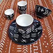 🏺Inspiration déco pour vos tables estivales avec notre collection exclusive de céramique "Éclats de Bogolan", une rencontre entre 2 terres africaines, le Maroc et le Mali🌍 Une création artisanale originale au style ethnique chic. à retrouver en boutique ou sur le e-shop ⬆️ . . . . . #pornic #destinationpornic #cotedejadepaysderetz #ethniquechic #bohemechic #vaisselleethnique #vaisselleboheme #tableestivale #deconantes #decobohochic #decoethniquechic