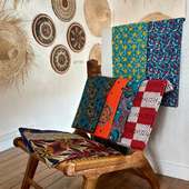 Nouveau🤗on a littéralement craqué sur le tissu wax, au-delà de nos créations avec les artisans tailleurs, on a souhaité vous le proposer à la coupe✂️ Que vous soyez créateur·rice, passionné·e de déco, ou simplement à la recherche d’un tissu authentique et coloré, laissez-vous séduire par ce tissu coloré. 🔴🟠🟡🟢🔵🟣 En optant pour le wax à la coupe, vous bénéficiez d’un tissu adaptable à vos envies : décoration, mode, accessoires, tout est possible. Son épaisseur et son caractère unique en font une matière idéale pour vous exprimer avec singularité. Vendu par Yard (1 Yard = 0,90 cm x 1,15 cm) Info en DM . . . #pornic #cotedejadepaysderetz #cotedejade #madeinafrica #artafrica #artisanatafricain #destinationpornic #waxaddict #couleursvibrantes #deconantes #tissuwaxafricain #tissuwax