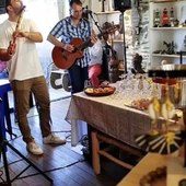 🥂Retour en images et en son sur cette superbe soirée musicale, conviviale et amicale pour les 3 ans🎉de la boutique à Pornic. 🔴 Un grand merci aux musiciens passionnés de musique et de culture africaine @mr.galazz et Nico, on était très heureux de vous retrouver, à très vite 🔵 Un grand merci à toutes les personnes présentes pour leur soutien et leur amitié sans qui cette aventure ne pourrait pas perdurer☺️ 🟣 Un grand merci aux prestataires pornicais de qualité @la_cave_de_la_ria @l_ilot_gourmand @epicerie_a_la_bonne_heure les petits biscuitsRobe @boutiquelegarage44 . . #pornic #boutiquepornic #boutiqueindépendante #artisanatafricain #artsanatdumonde #artafrica #musiqueafricaine