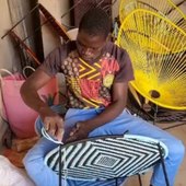 Prêt(e) à transformer votre extérieur en un véritable havre de paix coloré ? 🌈 ​Chez Le Balafon, nous croyons que le mobilier de jardin doit être aussi beau qu'engagé.Nos salons et fauteuils de jardin sont tressés à la main par nos artisans partenaires au Sénégal.Résultat ? Des pièces outdoor-indoor colorées en fil de pêche et métal recyclé qui racontent une véritable histoire de savoir-faire artisanal.Durable, unique et 100% éthique🤝​📍 Envie de les tester ? Venez nous voir au 45 rue du Maréchal Foch à Pornic ! 🚚 On vous livre gratuitement à domicile dès 200€ d'achat (rayon de 20km autour de Pornic). Avec des remises exceptionnelles jusqu'au 29 mars pour faire de la place aux nouveautés : - 20 % sur 1 chaise - 30 % à partir de 2 chaises - 40 % sur un salon (4 chaises + 1 table) . . . #pornic #artisanatafricain #nantesdeco #mobilierdejardin #decoethique