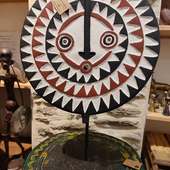 🎄Idée cadeau de Noël et Inspiration déco du jour.✨Le masque Soleil Bwa du Burkina-Faso✨Un objet de décoration original à intégrer dans un intérieur contemporain, bohème chic ou afrohemian.Accroché au mur ou posé sur un support, il apporte immédiatement chaleur, caractère et authenticité à votre intérieur. Une pièce forte, idéale pour les amoureux d’art et de voyages.👉www.le-balafon.comMise en situation avec d'autres objets déco artisanaux du Balafon🤗 🔸Tabouret marqueté noir et blanc 🔸Panière en fibres naturelles et laine 🔸Chapeaux de paille avec ou sans franges 🔸Suspension en rotin 🔸 Coussins en bogolan noir et blancSur quel objet allez-vous craquer pour Noël ? Quelle ambiance préférez-vous ? Terracotta ou vert sauge ? Dîtes-moi tout en commentaire et likez si vous aimez cette mise en scène😉 . . . #pornic #ideecadeaunoël #artisanatafricain