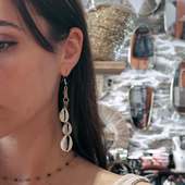 Le bijou de l'été, les boucles d’oreilles avec cauris🌞✨ L'appel des vagues et des traditions ✨ Découvrez nos boucles d’oreilles avec cauris, un hommage à l’élégance naturelle et à l’héritage africain.🌊 Le cauri, coquillage sacré, utilisé autrefois comme monnaie, est aujourd’hui un symbole de féminité, de protection et de richesse spirituelle.💛 Associé au laiton (réalisé au Kenya par nos artisans partenaires) ou au bronze (bijou de Matar, notre bijoutier sénégalais), le cauri incarne l’alliance du passé et du présent.💃 nos boucles d’oreilles cauris ajoutent une touche bohème, chic et solaire à vos tenues. Du quotidien aux grandes occasions : elles ne passent jamais inaperçues.🌿 Craquez pour un bijou porteur d’histoire. 📲 Disponible maintenant sur www.le-balafon.com 💬 Et vous, que vous évoque le cauri ? Dites-le-nous en commentaire ! . . . #pornic #destinationpornic #cotedejadepaysderetz #cotedejade #labauleguerande #boutiquepornic #bouclesdoreillesafricaines #bijouxethniques #bijouxéthiques #bijouxbohemes #bijouxafricains #bijouxnantes #bijouxlabaule #bijouxparis #bijouxcauris #madeinafrica #bouclesdoreillesdorées