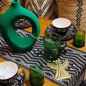 🎄🥂Plongez dans la magie des fêtes au Balafon avec une table chaleureuse sublimée par notre vaisselle "Éclats de Bogolan" inspirée du tissu malien et réalisée par notre céramiste partenaire marocain.Une touche ethnique chic authentique pour vos tables de fin d'année agrémentées de nos verres Beldi soufflés à la bouche et de jolis vases en céramique granitée, le tout sur un chemin de table en pagne tissé Manjak. Sets de table assortis et petite déco en laiton.Quel détail de cette table vous inspire le plus ?Êtes-vous tenté d’ajouter une touche africaine à votre déco de fête ?Tous ces produits artisanaux sont à retrouver en boutique ou sur notre site 👉 www.le-balafon.com . . . #artisanatafricain #idéecadeaunoël #cadeauethique