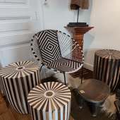 ✴️De très belles nouveautés à découvrir dès maintenant en boutique🤗👉Des tabourets entièrement réalisés à la main par notre artisan partenaire marocain : les lamelles de résine ou de bois sont collées et cloutées une par une sur un coffrage en bois léger. Un travail minutieux et de patience pour un rendu graphique à l'esprit Art Déco !Plusieurs coloris, 2 tailles : - H 40 cm D35 cm - H 50 cm D40 cm🪑Un mobilier original en table d'appoint, bout de canapé ou de chevet dans votre chambre où votre salon🛋️💯 % artisanal 💯 % originalAlors, vous craquez ?😉 . . . . #pornic #destinationpornic #cotedejadepaysderetz #cotedejade #labernerieenretz #prefailles #stnazaire #nantesdeco #boutiquepornic #tabouretdesign #decoethique #decoethnique #slowdéco #ethnicchic #inspirationdécoration #artisanatdumonde #artisanatmarocain #boutiqueindependante #meubledesign #tabouretartdeco #artdeco