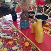✨ Nouvelle pièce unique au Balafon ! Voici notre table d’été artisanale, habillée de wax éclatant et de bazin noble, alliance parfaite entre tradition et modernité🌍Pensée comme un objet déco autant que fonctionnel, elle apporte une touche chaleureuse et colorée à votre intérieur. Chaque nappe est faite à la main, avec soin et passion, dans le respect du savoir-faire africain. 🇲🇱🖐️ Pièce unique 🎨 Tissus sélectionnés avec amour 🏡 Idéale pour vos tables estivales👉 Disponible en boutique et sur demande en DM . . . #LeBalafon #DécoEthnique #WaxLovers #pornic ##cotedejadepaysderetz #boutiquepornic #artisanatafricain ##artafrica #madeinafrica ##decoethnique #deconantes #decoboho #tabledesign