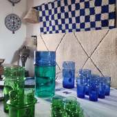 🟦🟩Inspiration déco pour vos tables printanières avec nos verres et vases Beldi du Maroc, une touche colorée vintage avec ces verres artisanaux dont l'origine remonte aux années 1940🔵🟢 Joli fond avec nos tapis Beni Ouarain du Maroc et notamment un superbe damier bleu roi et blanc. Infos en MP📞 . . . . . . #pornic #cotedejadepaysderetz #destinationpornic #cotedejade #deconantes #decoethnique #décorationbohème #ethniquechic #artisanatafricain #artisanatmarocain #madeinafrica #verrebeldi #verrecoloré #tableestivale #bohochicstyle #boutiquepornic #boutiqueethique #tapisberbère